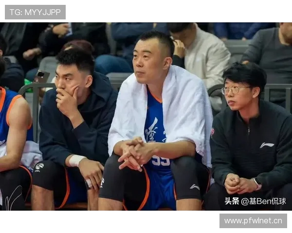 男篮全运最悲壮一幕!辽篮小将拄拐杖参赛:登场砍2分成温馨一幕